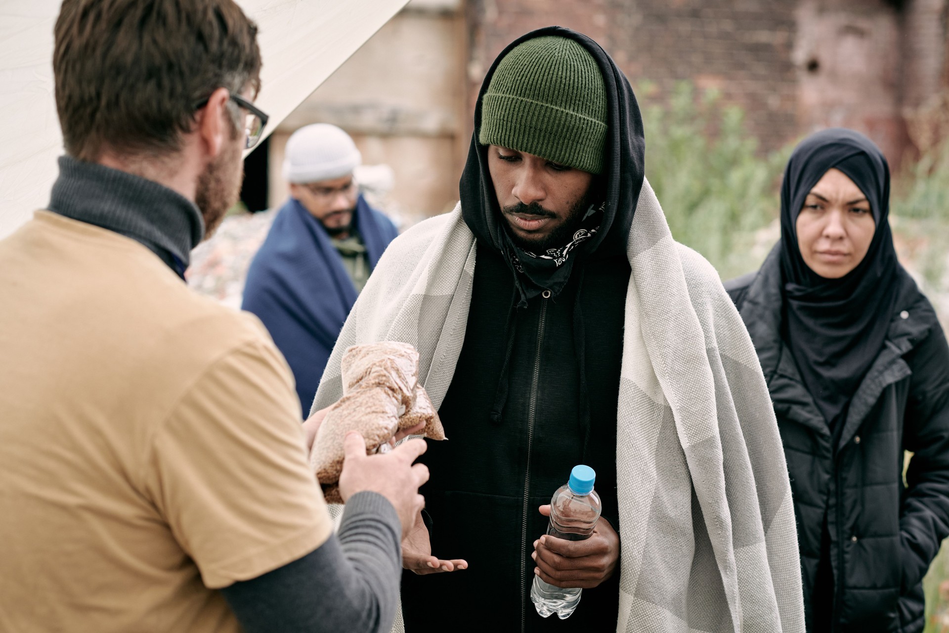 Providing Food To Refugees, Kostenloses Wasser, Spenden wohltätigkeit, Hilforganisation